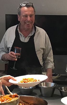 Penne alla Norma und ein Glas Wein – glücklich und zufrieden